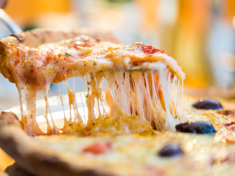 طريقة عمل البيتزا بكل سهولة و بمكونات متوفرة في كل البيوت على الطريقة الإيطالية